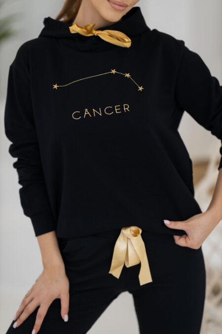 Juodas džemperis CANCER